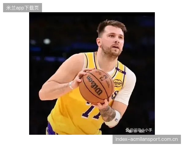 东契奇高难度抛投得手，全场惊呼连连